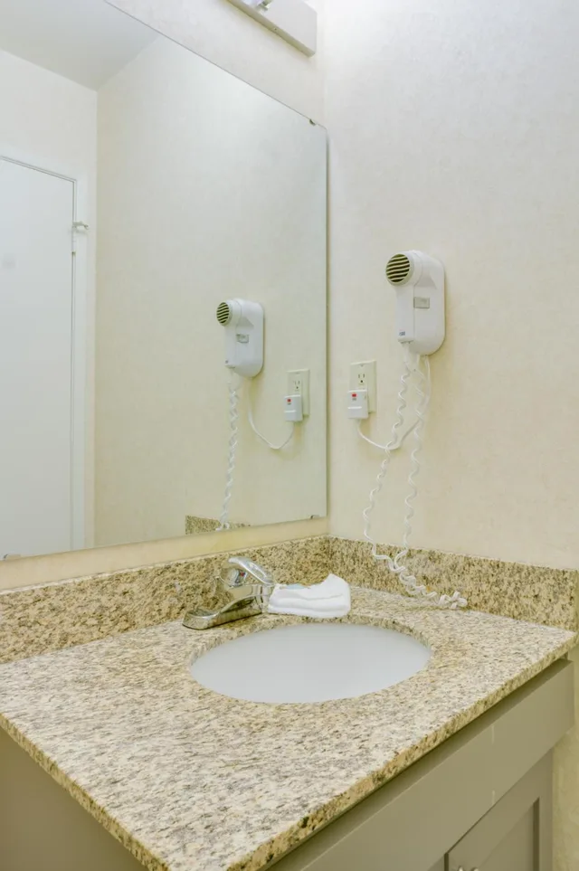 Studio, King Bed, Travelodge By Wyndham San Francisco Bay 1/2