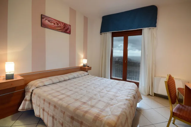 غرفة قياسية بسرير مزدوج أو سريرين منفصلين بشرفة، Royal Hotel Montevergine 8/10