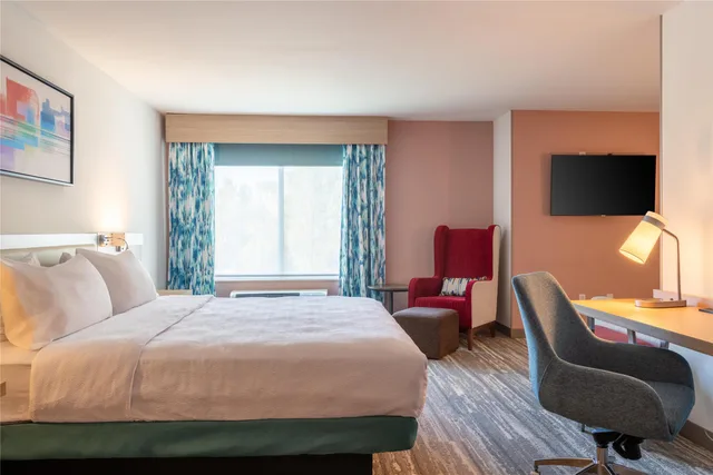 غرفة ديلوكس بسرير كينج مع أريكة، Hilton Garden Inn Portland Airport, ME 5/8