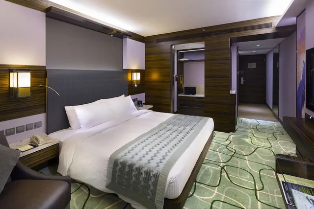 Residence Club Deluxe Room (with Club Lounge Access), New World Millennium Hong Kong 4/10
