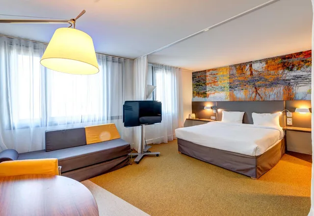 Quadruple room 1 double bed + 2 single beds، B&B HOME Rueil-Malmaison Gare 1/1