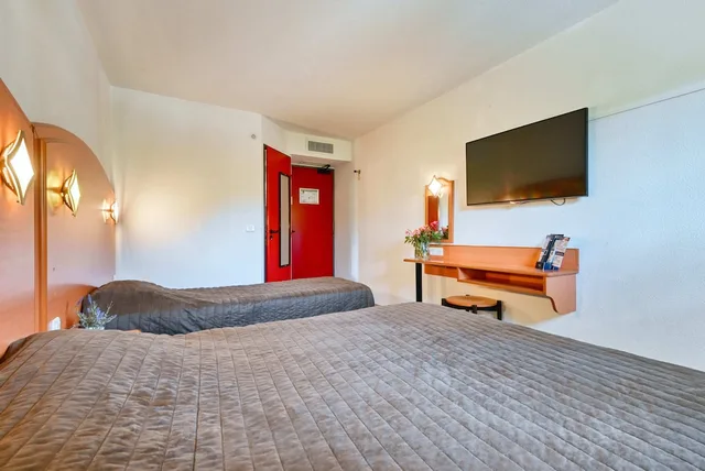 غرفة ثلاثية بسرير كوين وسرير فردي، La Villa Martégale 4/10