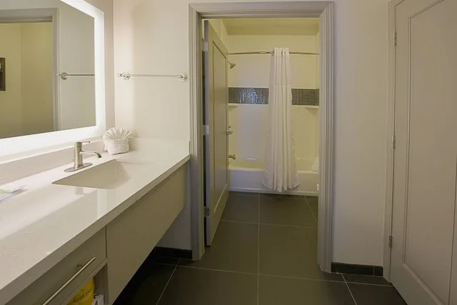 جناح بسرير كينج وسريرين كوين بغرفتي نوم بمطبخ، STAYBRIDGE SUITES LITTLE ROCK - MEDICAL CENTER 3/4