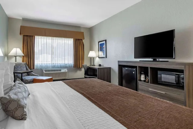 غرفة قياسية بسرير كينج، Best Western Plus Victoria Inn & Suites 1/5