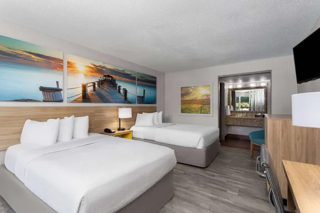 Deluxe, 2 Double Beds, Days Inn by Wyndham Wildwood I-75 3/6