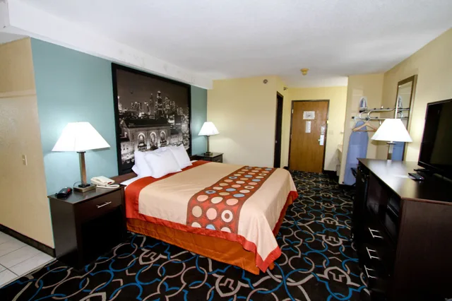 غرفة قياسية بسرير كينج، Super 8 By Wyndham Kansas City 7/10