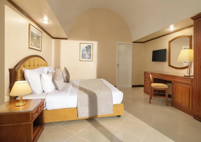 جناح تنفيذي بسرير كينج بإطلالة على الحديقة، Jaz Pyramids Resort 1/3