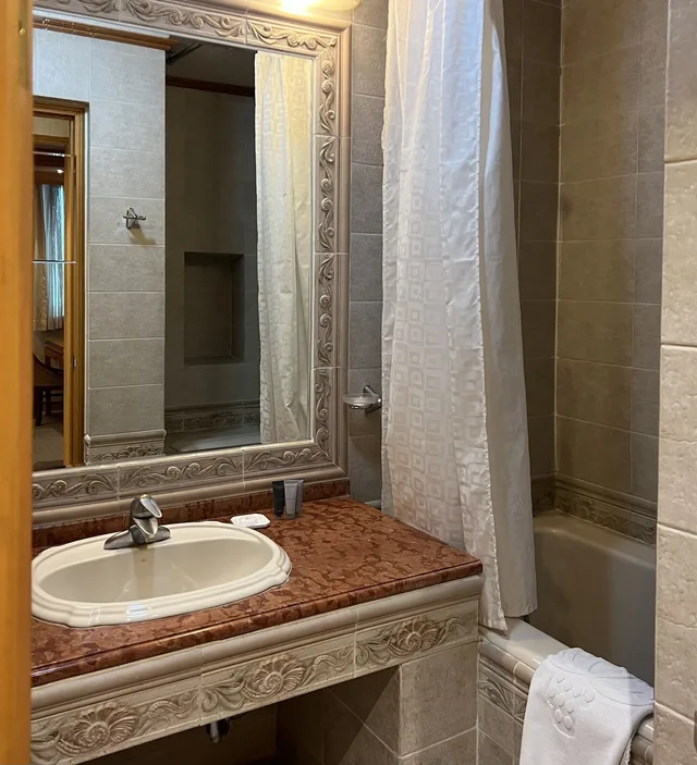 جناح جونيور بسرير كوين، Hotel International 4/5