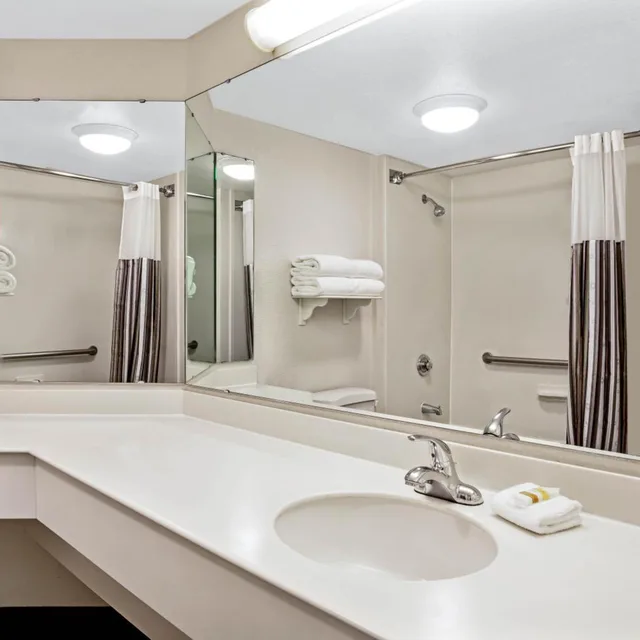 غرفة ديلوكس بسرير كينج مع أريكة، La Quinta Inn and Suites by Wyndham Greenville Haywood 3/3