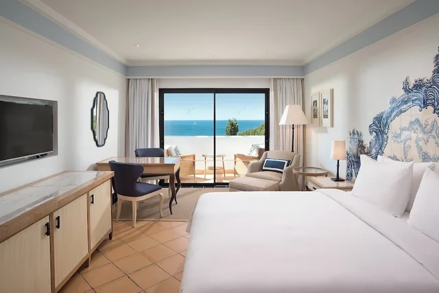 غرفة ديلوكس بسرير كوين بإطلالة على البحر بشرفة، Pine Cliffs Hotel A Luxury Collection Resort Algarve 2/10