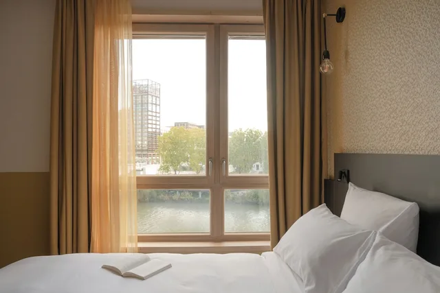 جناح متصل بسرير مزدوج وسريرين منفصلين، All Suites Hotel Paris Pleyel L’Ile Saint Denis 1/10