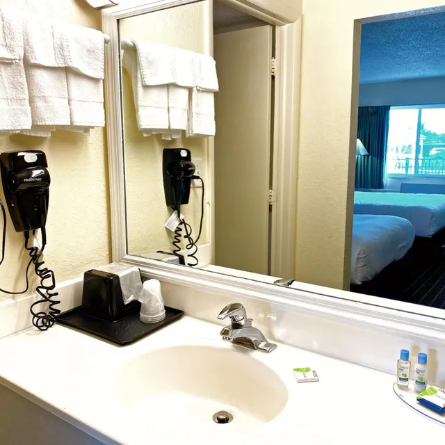 غرفة بسرير كينج لذوي الإعاقة، Roadstar Hotel Zephyrhills 7/7