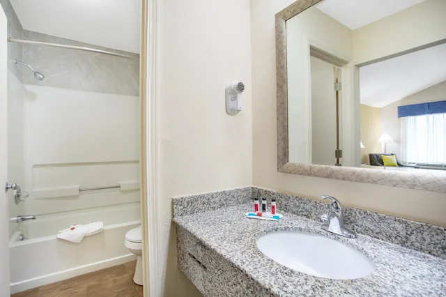 غرفة قياسية بسريرين كوين، Days Inn By Wyndham Lake City 4/4