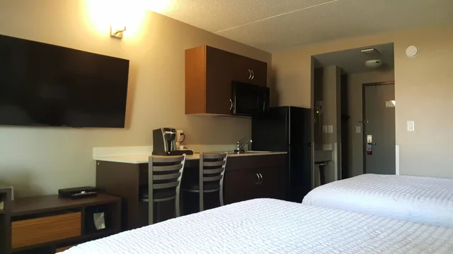 Efficiency, 2 Queen Beds، Super 8 by Wyndham Winnipeg West 4/7