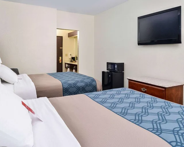 غرفة بسريرين مزدوجين، Econo Lodge Inn and Suites Shelbyville 3/3