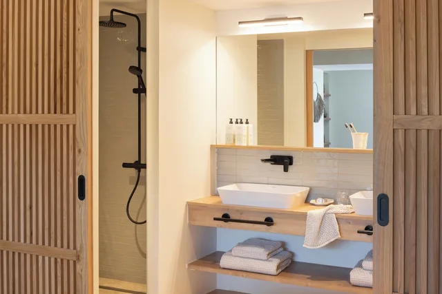 جناح كبير بسرير كينج بشرفة مع أريكة، Hotel L'Escalet 2/2
