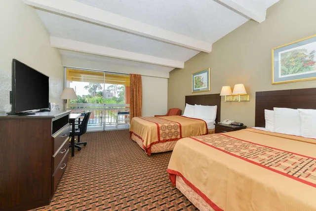 غرفة بسريرين مزدوجين بشرفة، Americas Best Value Inn Sarasota Downtown 1/4