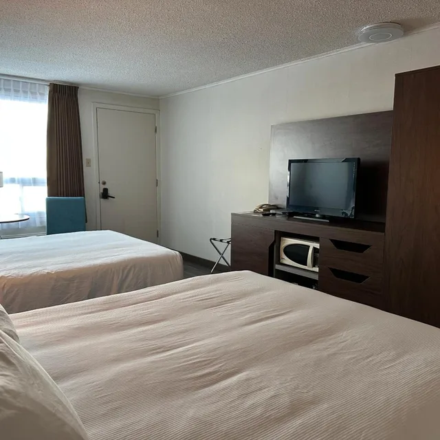Drive Up, Deluxe, King Bed, 2 Queen Beds، Travelodge by Wyndham Amherst 6/6