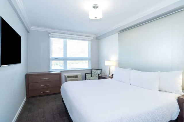 Tower, Suite, King Bed, with View, Sofa, Balcony, Kitchenette، Sandman Hotel Kelowna 1/5