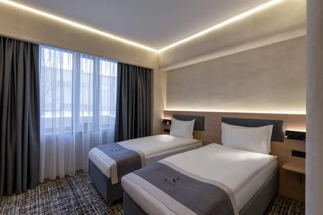 غرفة قياسية بسريرين منفصلين، Renion Almaty Hotel 1/3