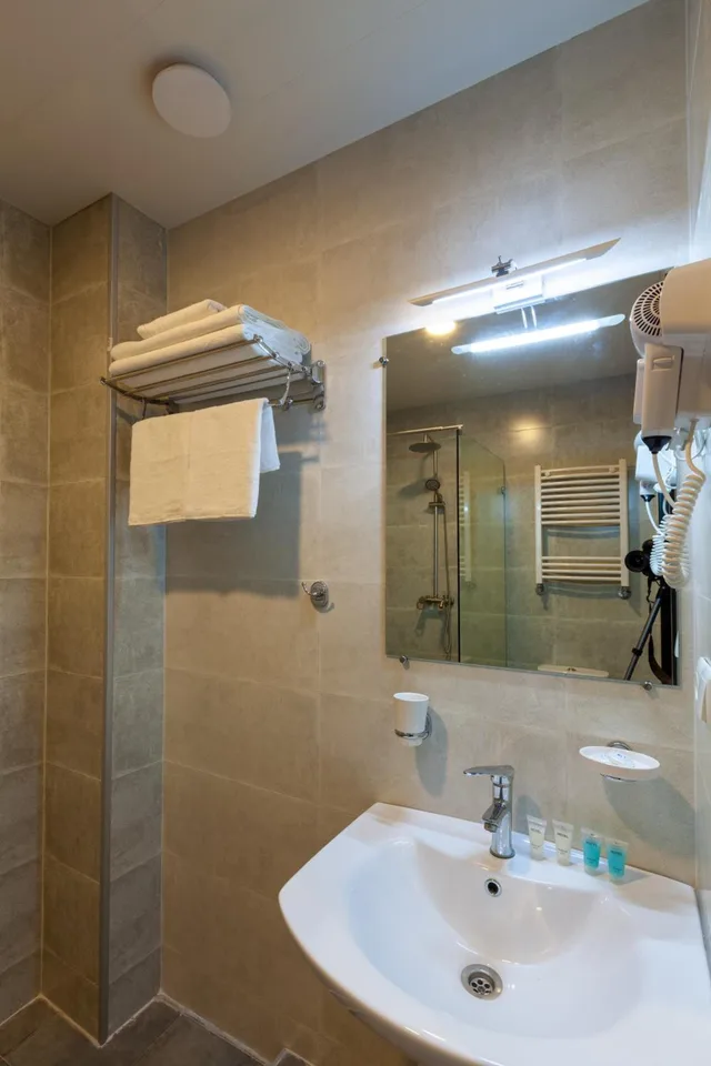 غرفة بسرير كوين، Solomon Hotel 5/8