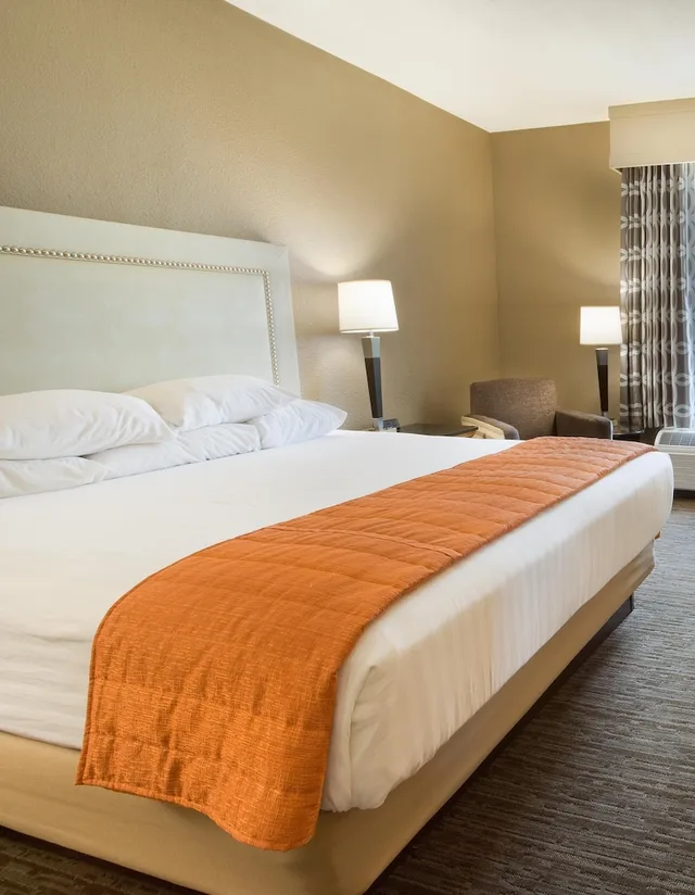 غرفة بسرير كينج في طابق مرتفع، Drury Inn & Suites San Antonio North Stone Oak 2/3