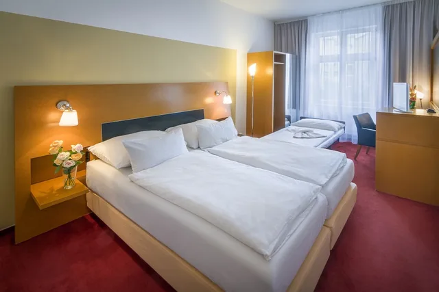غرفة قياسية بسرير كوين وسرير فردي مع سرير إضافي، Theatrino Hotel Prague 6/10
