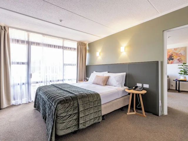 Junior King Suite with Lounge, Rose Park Hotel Auckland 3/10