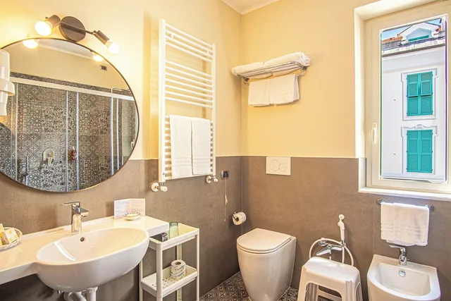 غرفة قياسية بسرير كوين بإطلالة على الفناء، Grande Albergo 6/7