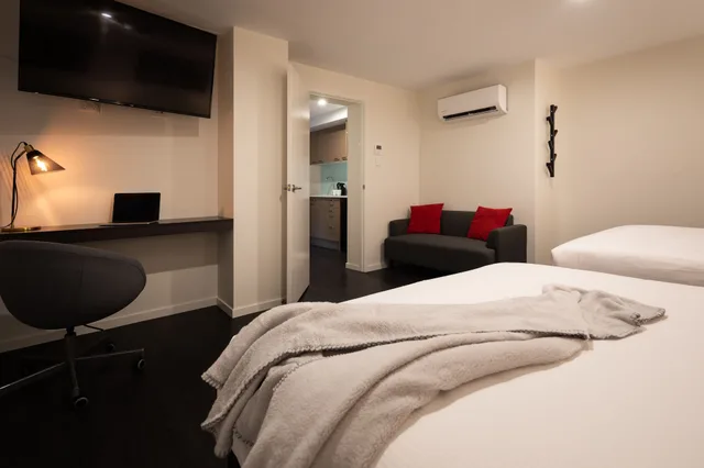 غرفة ديلوكس بسريرين كوين وسريرين منفصلين بغرفتي نوم بمطبخ صغير، Ascot Budget Inn 2/7