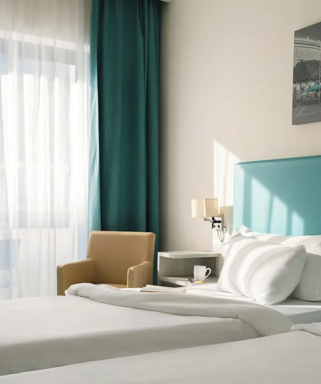 غرفة قياسية بسرير مزدوج أو سريرين منفصلين بإطلالة على المسبح بشرفة، Riviera Spa Resort - Adults Only 3/8