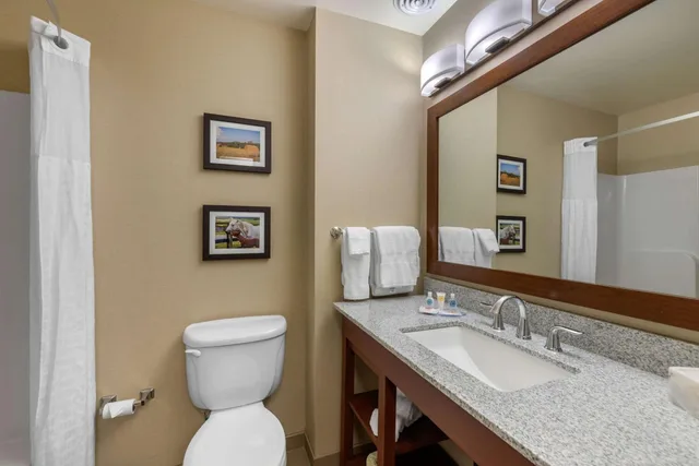جناح بسرير كينج بحوض جاكوزي، Comfort Inn & Suites Northern Kentucky 3/9