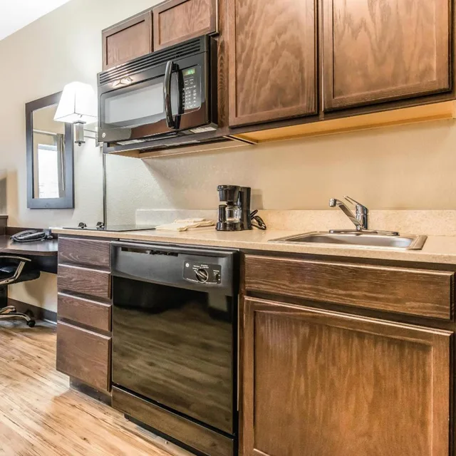 غرفة قياسية بسرير كوين لذوي الإعاقة، Suburban Studios Washington, PA 6/6