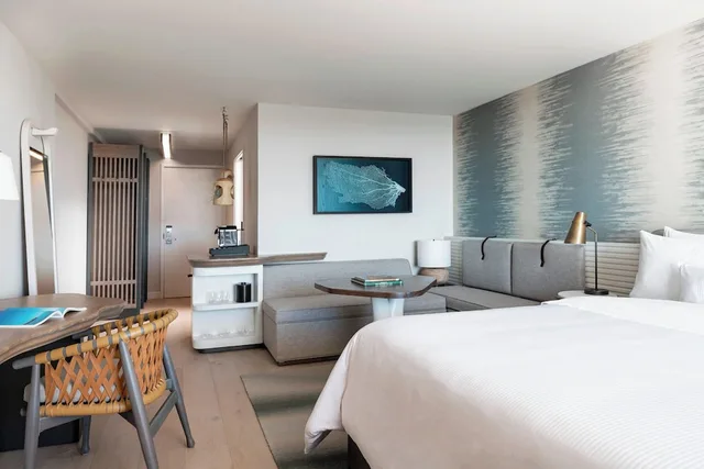 غرفة كلوب بسرير كينج بإطلالة على البحر مع أريكة مع دخول صالة النادي لذوي الإعاقة، The Westin Maui Resort & Spa, Ka'anapali 1/3