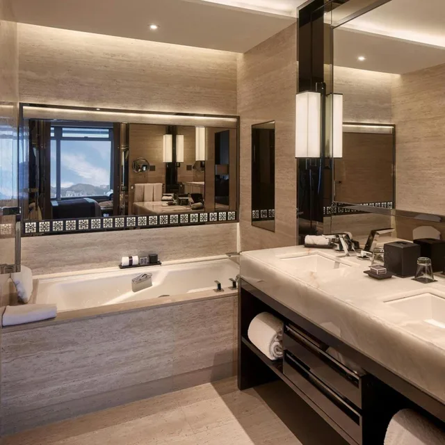 غرفة ديلوكس بسرير كينج بإطلالة على البحر، The Ritz Carlton Hong Kong 5/6