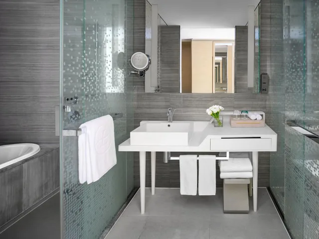 غرفة ديلوكس بسرير كينج وسرير كوين بإطلالة على المدينة، Langham Place Hotel Guangzhou 3/3