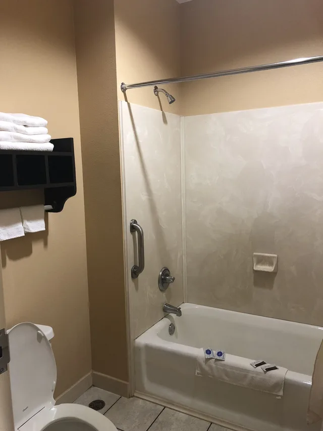 غرفة قياسية بسرير كينج للمدخنين، Weston Inn Suites 3/4