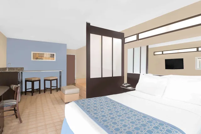 Suite, Queen Bed, Microtel Inn & Suites By Wyndham Waynesburg 2/10
