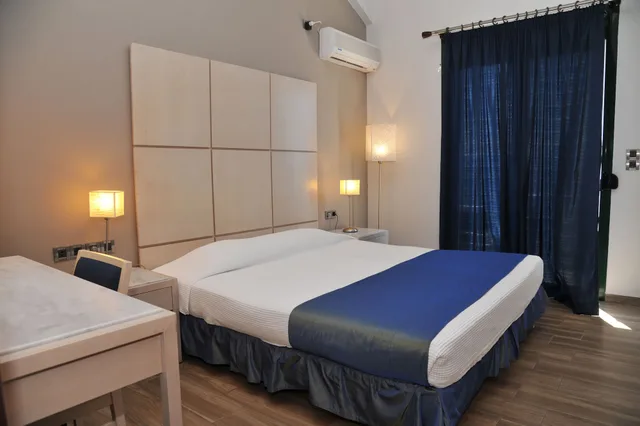 غرفة بسرير مزدوج بإطلالة على البحر، Plaza Hotel 1/7