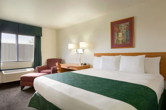 غرفة بسرير كينج، Travelodge By Wyndham Alpine 1/3