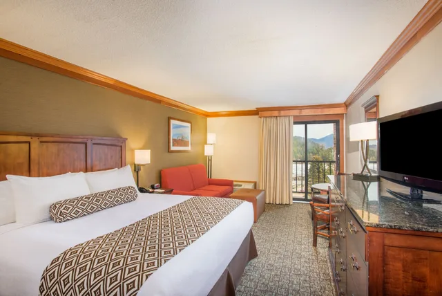 Standard, King Bed, Lake View, Crowne Plaza Lake Placid 2/3