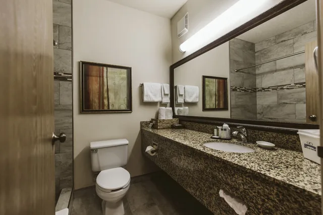 جناح بسريرين كوين مع أريكة، Expressway Suites Bismarck 8/10