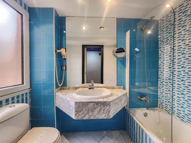 غرفة بسريرين منفصلين مع أريكة، Hotel Faranda Express Pathos Gijon, Ascend Hotel Collection 5/5