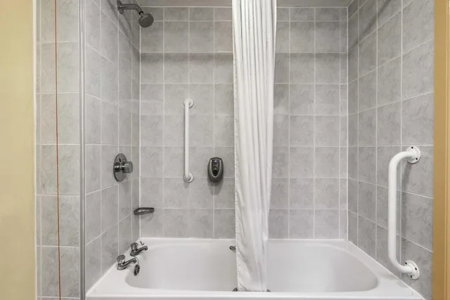 غرفة ثلاثية بسرير مزدوج وسرير فردي، Days Inn by Wyndham Watford Gap 3/5