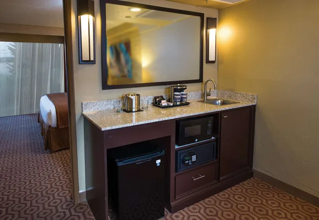 Suite, King Bed, Pool Side، Doubletree Suites By Hilton Tucson-Williams Center 3/4