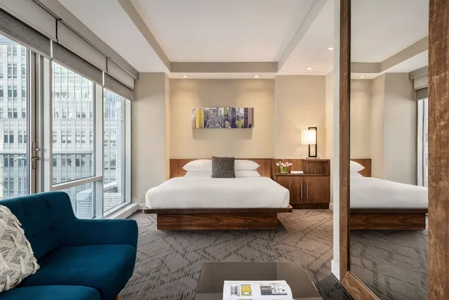 غرفة بسرير كينج بإطلالة على المدينة لذوي الإعاقة، The Gotham Hotel 1/2