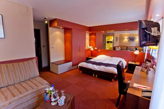 جناح جونيور، The Originals City, Hotel Ascotel, Lille Est Grand Stade 1/2