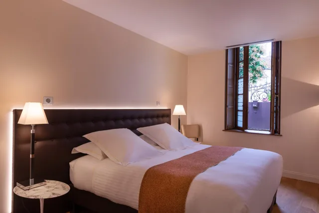 جناح بسرير كوين، L Hotel de Beaune 1/2
