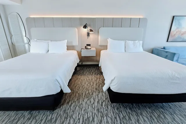 غرفة ديلوكس بسريرين كوين بإطلالة على البحر مع أريكة، Nautilus Inn 4/10