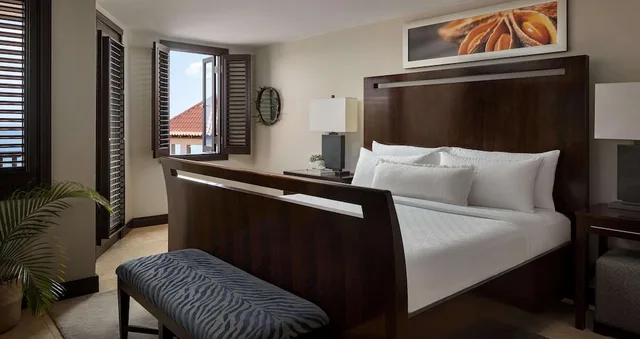 غرفة غراند فاخرة بسرير كينج بغرفة نوم واحدة بإطلالة جزئية على البحر، Sandals Grenada – Adults Only 1/4